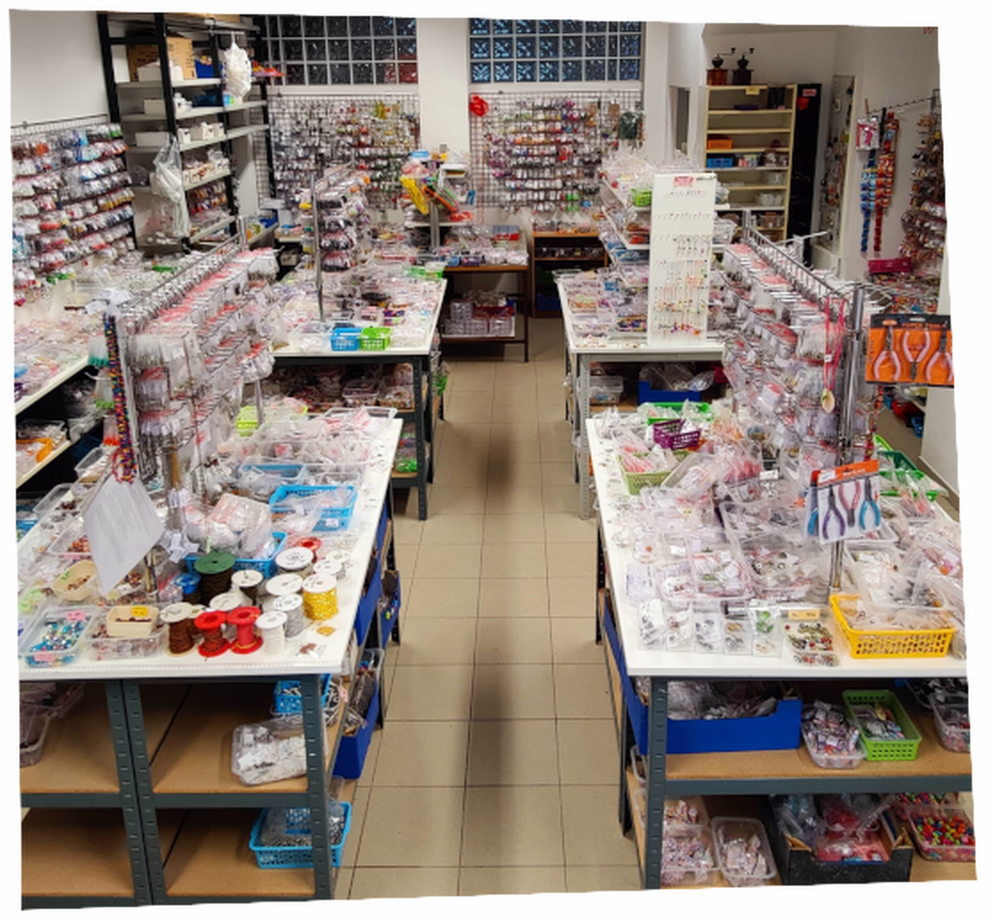 Regály s korálky a komponenty v obchodě Korálek Brno